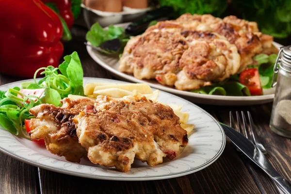 Hühnermedaillons Mit Paprika Serviert Mit Pommes Und Salat — Stockfoto