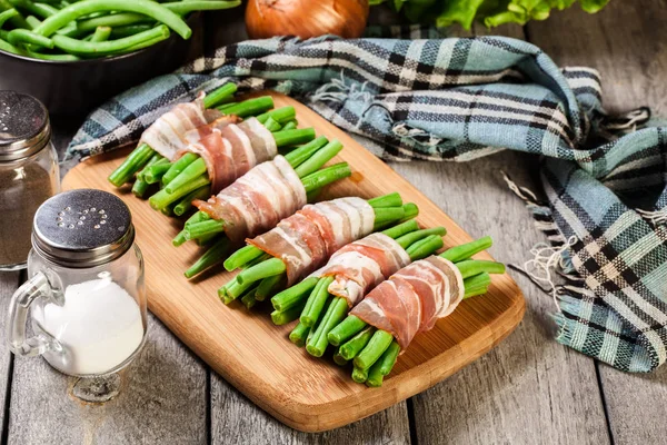 Green Bean Verpakt Gerookt Spek Snijplank — Stockfoto