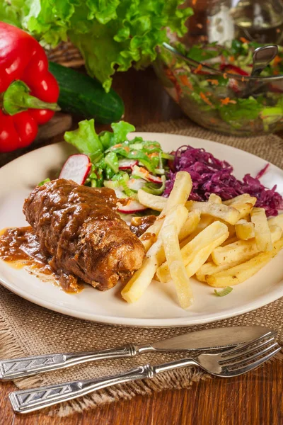 Varkensvlees Roulade Met Frietjes Met Salade Een Plaat — Stockfoto