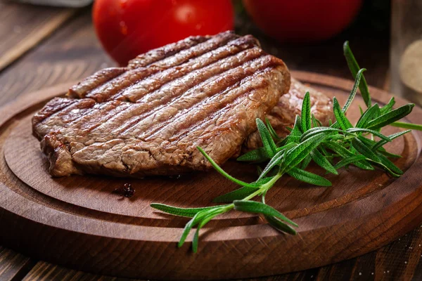 Saftige Portionen Gegrillten Mignon Mit Rosmarin Auf Einem Holzbrett Serviert — Stockfoto