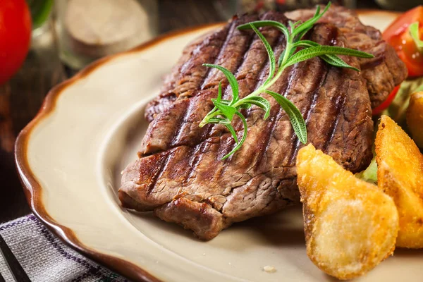 Suculentas Porções Filé Mignon Grelhado Servido Com Batatas Assadas Prato — Fotografia de Stock