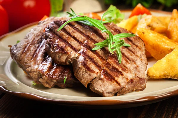 Porciones Suculentas Filete Parrilla Mignon Servido Con Papas Horno Plato —  Fotos de Stock