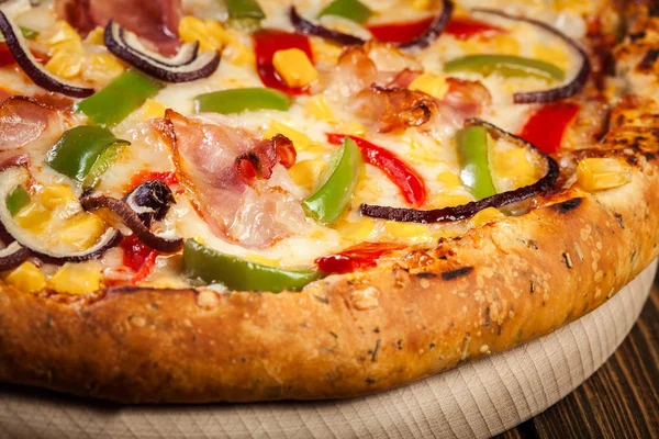 Pizza Buatan Sendiri Dengan Bacon Paprika Dan Jagung Disajikan Papan — Stok Foto