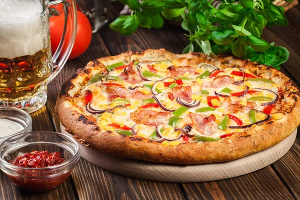 Domowej Roboty Pizza Bekonem Papryką Kukurydzą Serwowane Drewnianej Desce — Zdjęcie stockowe