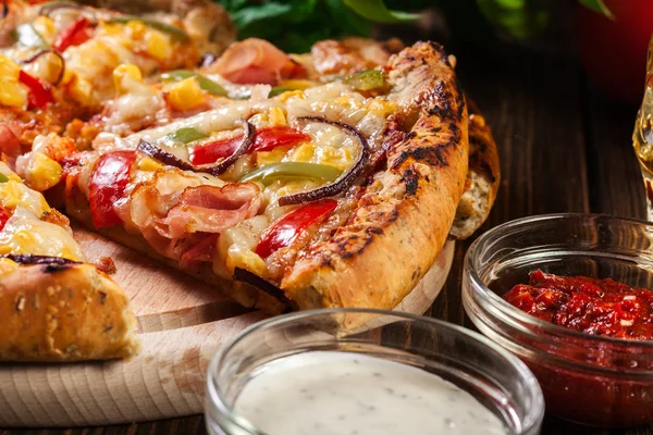 Pizza Casera Con Tocino Pimentón Maíz Servida Sobre Una Tabla — Foto de Stock