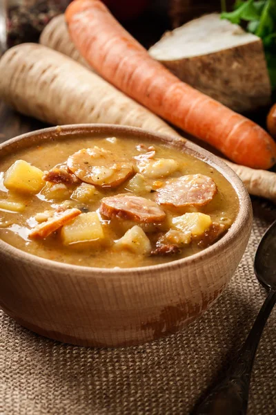 Cuenco Madera Sopa Guisantes Partida Con Salchichas Tocino Papas —  Fotos de Stock