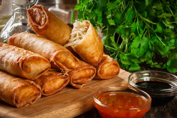 Voorjaarsbroodjes Met Kip Groenten Het Snijbord Aziatische Keuken — Stockfoto