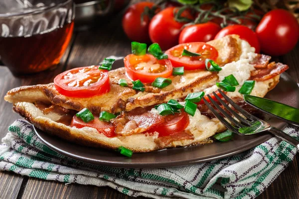Omelette Bacon Tomates Sur Assiette Marron — Photo