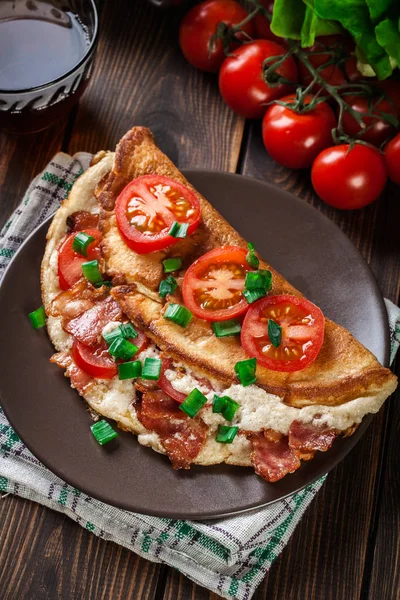 Omelett Med Bacon Och Tomater Brun Tallrik Ovanifrån — Stockfoto