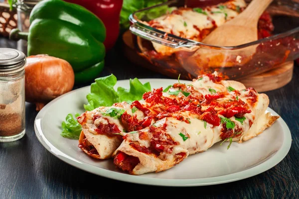 Hagyományos Mexikói Enchiladas Csirkehús Fűszeres Paradicsomos Mártással Sajttal Egy Tányérra — Stock Fotó