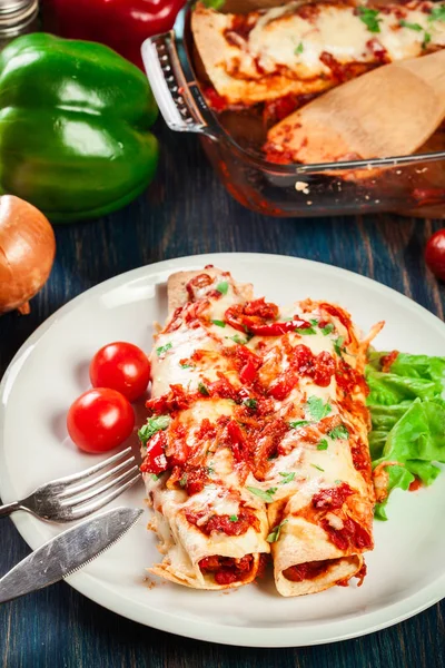 Tradiční Mexické Enchiladas Kuřecím Masem Pikantní Rajčatovou Omáčkou Sýrem Talíři — Stock fotografie