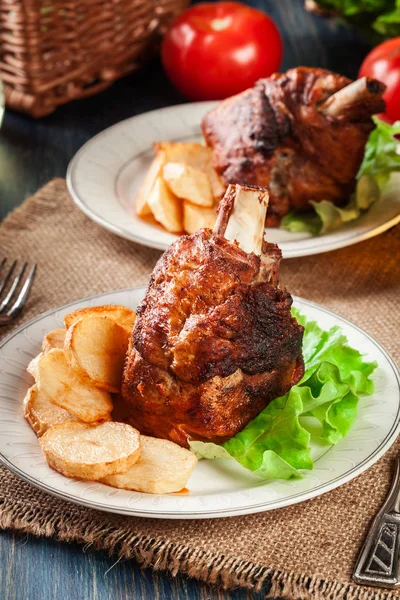 Roasted turkey knuckle with fried potato slices — Stock Photo, Image