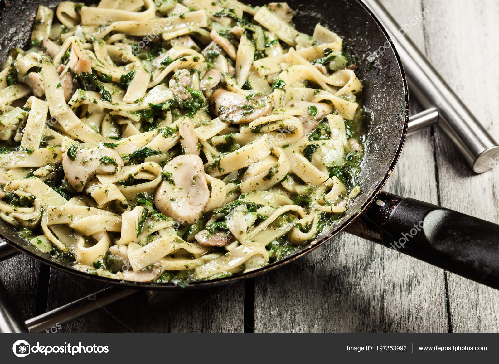 Ev Yapımı Ispanaklı Tagliatelle Ev Yapımı Ispanaklı Tagliatelle