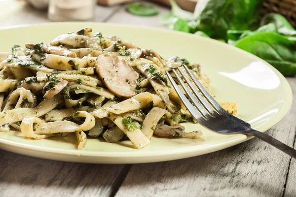 Massa Tagliatelle Com Espinafre Cogumelos Uma Chapa Comida Vegetariana — Fotografia de Stock