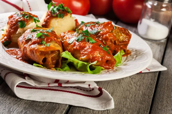 Gevulde Kool Met Vlees Rijst Geserveerd Met Gekookte Aardappelen Tomatensaus — Stockfoto
