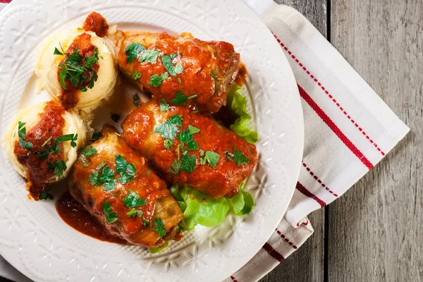 Repollo Relleno Con Carne Arroz Servido Con Papas Hervidas Salsa — Foto de Stock