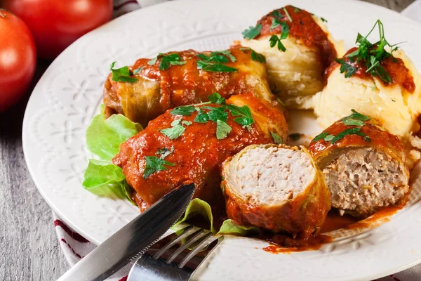 Gevulde Kool Met Vlees Rijst Geserveerd Met Gekookte Aardappelen Tomatensaus — Stockfoto