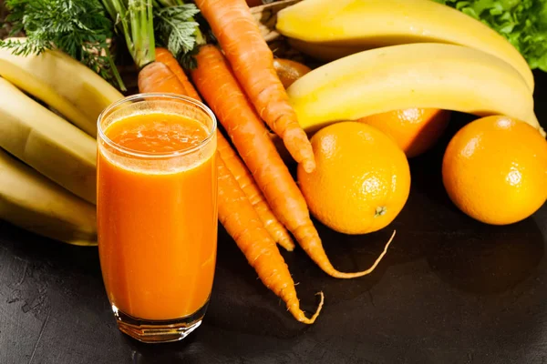 Glas Vruchtensap Met Oranje Wortelen Banaan Een Tafel — Stockfoto