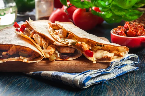 Μεξικού Quesadilla Κοτόπουλο Λουκάνικο Τσορίθο Και Κόκκινες Πιπεριές Σερβίρεται Σάλσα — Φωτογραφία Αρχείου