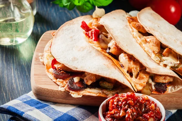 Μεξικάνικη Quesadilla Κοτόπουλο Λουκάνικο Chorizo Και Κόκκινη Πιπεριά Σερβίρεται Salsa — Φωτογραφία Αρχείου