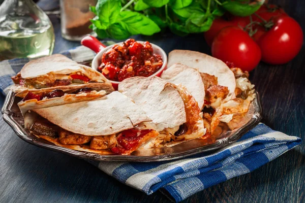 닭고기와 소세지 후추를 곁들인 멕시코 — 스톡 사진