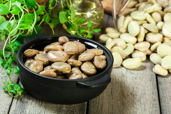 Broad beans stewed with onion and oregano — Stock Photo, Image