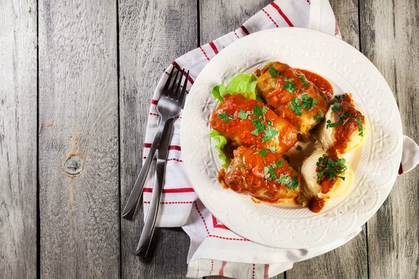 Repollo Relleno Con Carne Arroz Servido Con Papas Hervidas Salsa — Foto de Stock