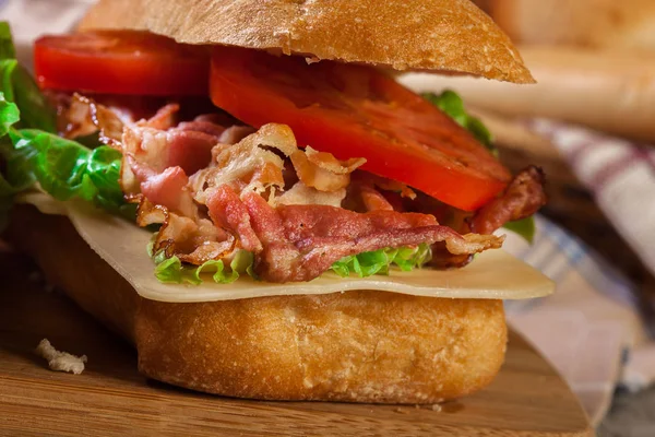 Ciabattasmörgås Med Rökt Bacon Ost Och Tomat Skärbräda — Stockfoto