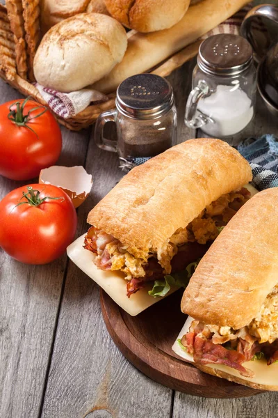 Sanduíche Ciabatta Com Bacon Defumado Ovos Uma Tábua Corte — Fotografia de Stock