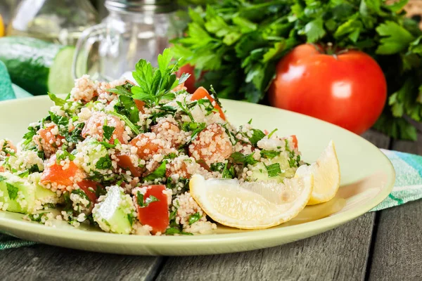 Ensalada Tabbouleh Con Cuscús Plato Verde Sobre Mesa Rústica — Foto de Stock