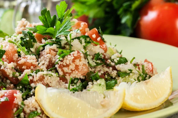 Ensalada Tabbouleh Con Cuscús Plato Verde Sobre Mesa Rústica — Foto de Stock