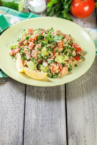 Salada Tabbouleh Com Cuscuz Placa Verde Mesa Rústica — Fotografia de Stock