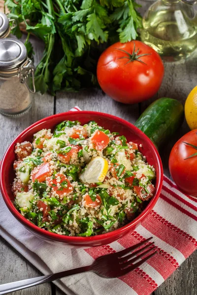 Ensalada Tabbouleh Con Cuscús Tazón Rojo Sobre Mesa Rústica — Foto de Stock