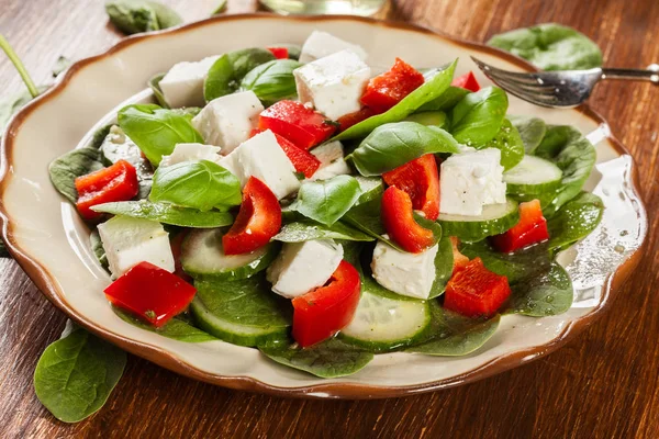 Salada Espinafre Fresca Com Feta Pepino Páprica Vermelha Uma Chapa — Fotografia de Stock