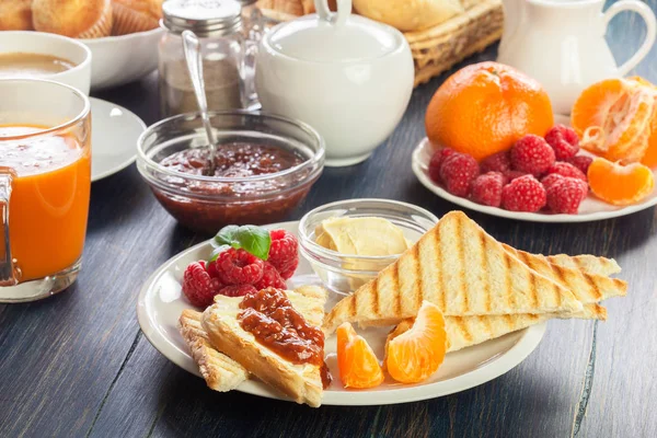 Vers Continentaal Ontbijt Tafel Met Jam Toast — Stockfoto