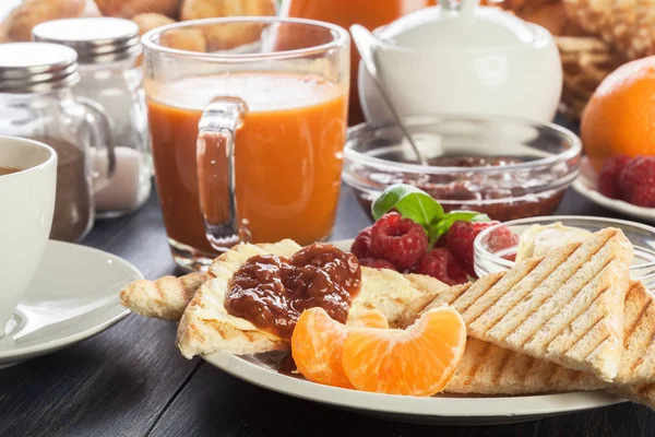 Mesa Desayuno Fresca Continental Con Mermelada Pan Tostado — Foto de Stock