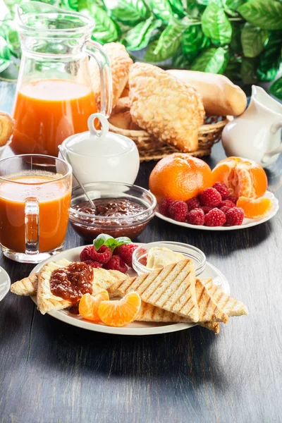 Vers Continentaal Ontbijt Tafel Met Jam Toast — Stockfoto