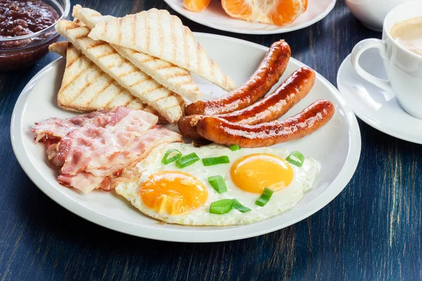 Petit Déjeuner Anglais Frais Avec Saucisse Œufs Pain Grillé — Photo