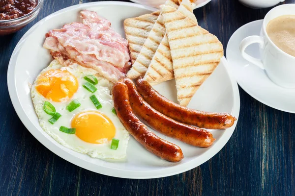 Świeże Angielskie Śniadanie Kiełbasą Jajkami Tostami — Zdjęcie stockowe