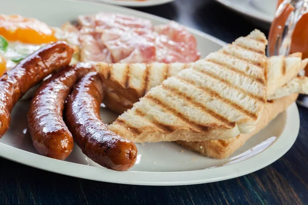 新鲜的英式早餐 配香肠 鸡蛋和吐司 — 图库照片