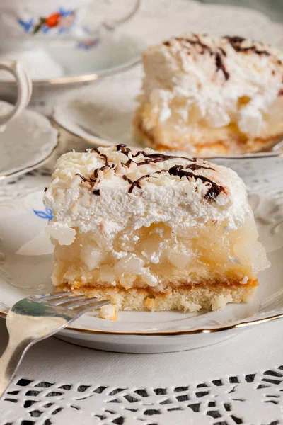 Frischer süßer Apfelkuchen mit Schlagsahne serviert mit einer Tasse Tee — Stockfoto