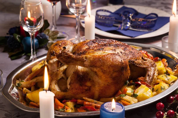 Sült Egész Csirke Karácsonyi Vacsora Ünnepi Asztal — Stock Fotó