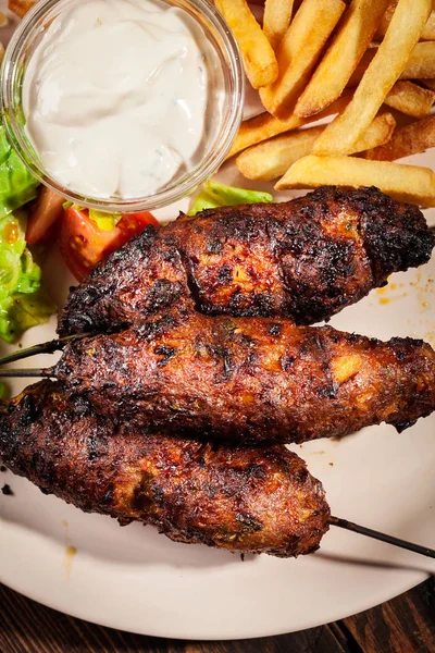 Kebab Parrilla Servido Con Papas Fritas Ensalada Fresca —  Fotos de Stock