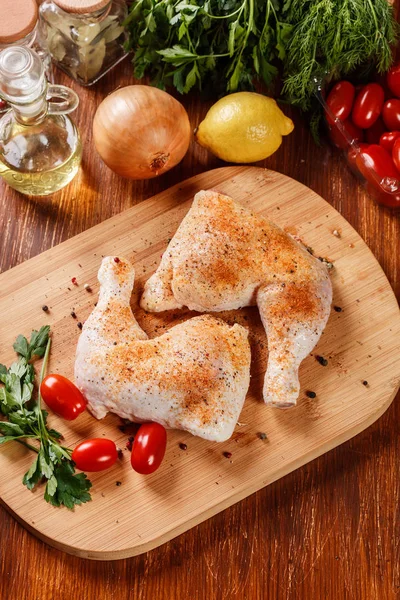 Bâtonnets Poulet Cru Assaisonnés Avec Des Herbes Sur Une Planche — Photo