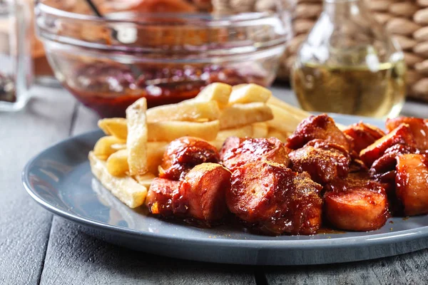 Tradiční Německá Currywurst Kousky Klobásy Kari Omáčkou Hranolky — Stock fotografie