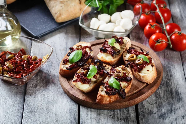 Vorspeise Bruschetta Mit Sonnengetrockneten Tomaten Oliven Und Mozarella Italienische Küche — Stockfoto