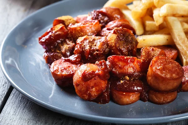 Tradiční Německá Currywurst Kousky Klobásy Kari Omáčkou Hranolky — Stock fotografie