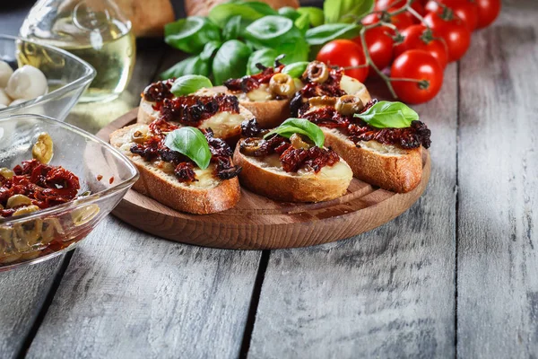 Předkrm Bruschetta Sušenými Rajčaty Olivami Mozarella Italská Kuchyně — Stock fotografie