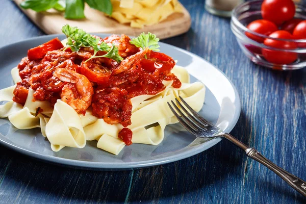 Kleding Pasta Met Garnalen Tomaten Kruiden Italiaanse Keuken — Stockfoto