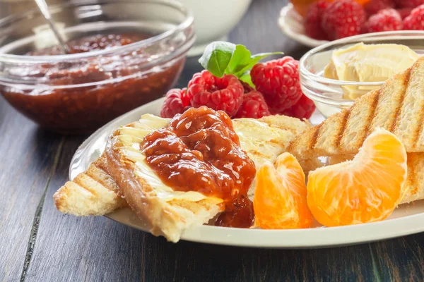 Vers Continentaal Ontbijt Tafel Met Jam Toast — Stockfoto